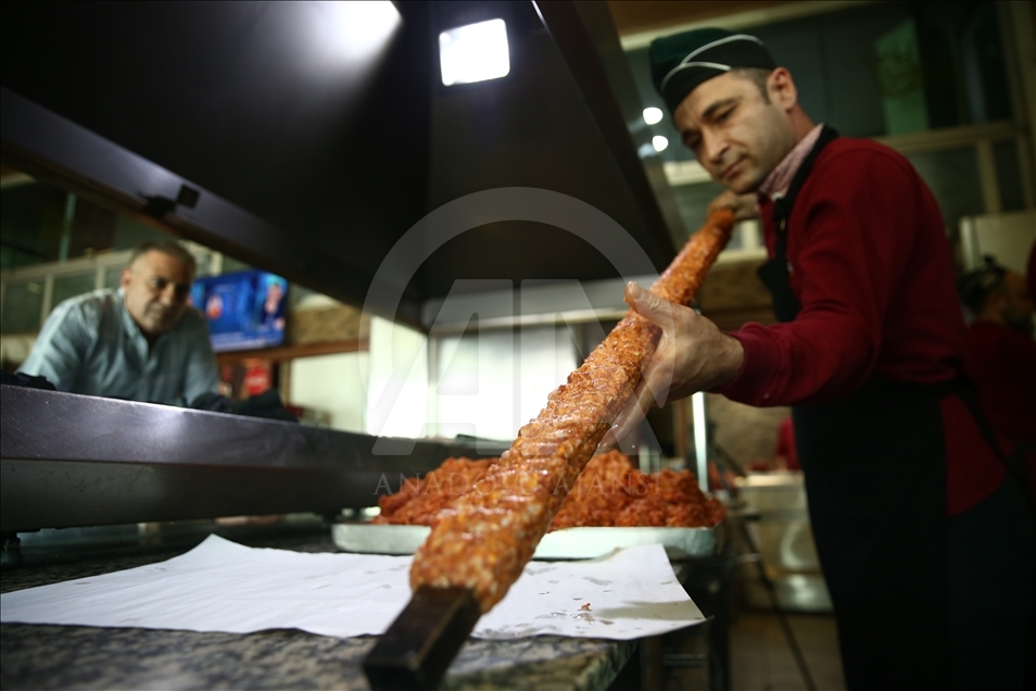 Adana'da yeni lezzet: "Metrelik Adana boru kebabı"