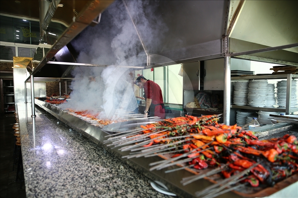 Adana'da yeni lezzet: "Metrelik Adana boru kebabı"