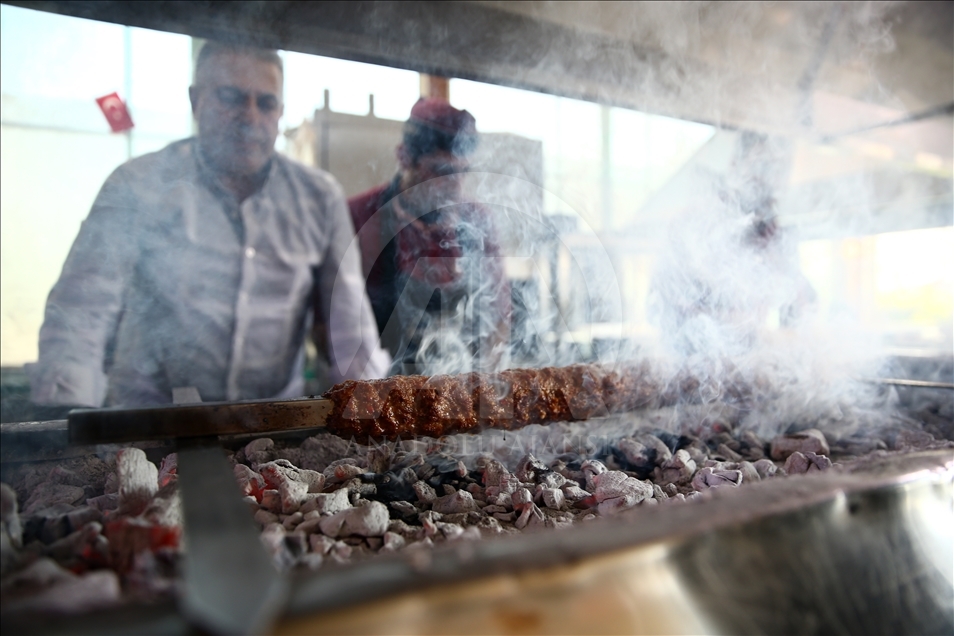 Adana'da yeni lezzet: "Metrelik Adana boru kebabı"