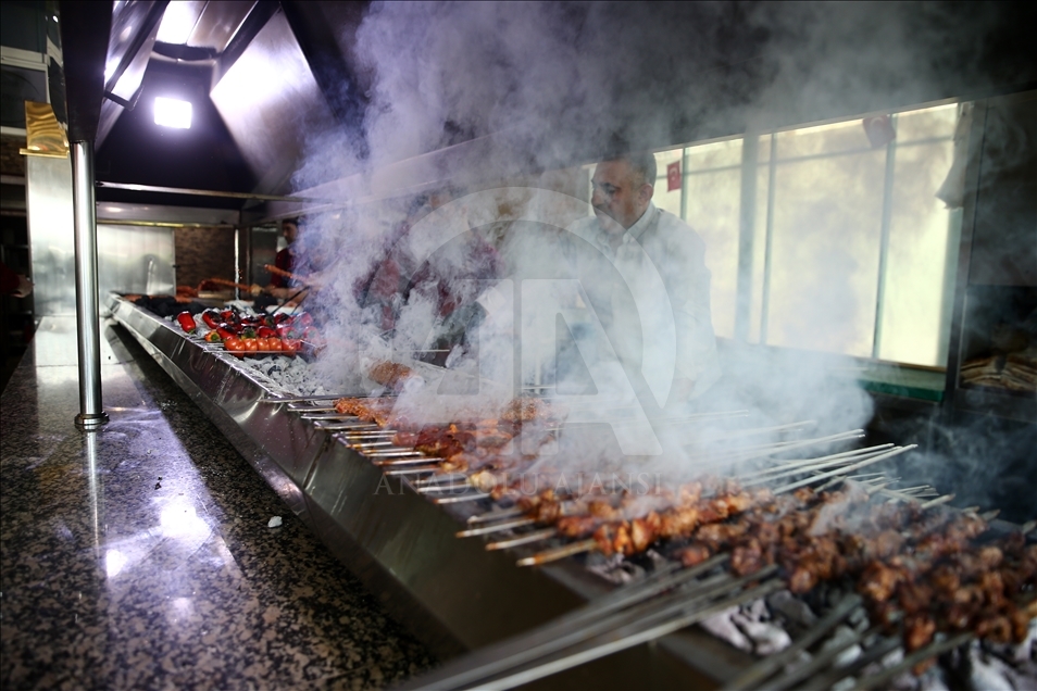 Adana'da yeni lezzet: "Metrelik Adana boru kebabı"