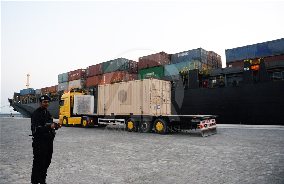 تخلیه محموله صادراتی افغانستان در بندرچابهار ایران
