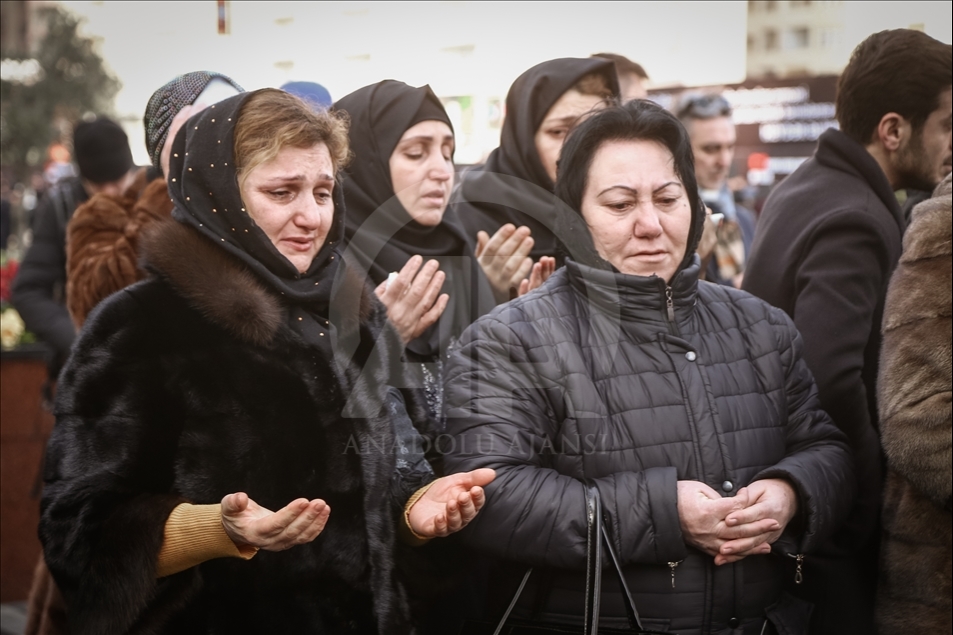 У мемориала «Крик матери» в Баку почтили память жертв геноцида в Ходжалы

