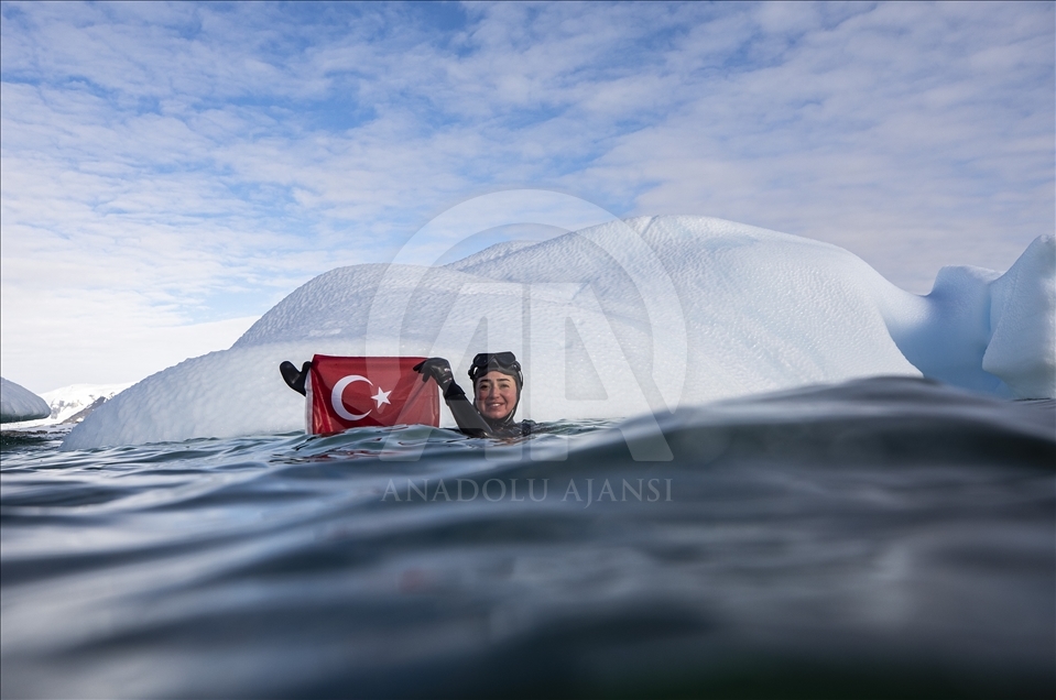 Турецкая спортсменка вновь совершила погружение в Антарктике
