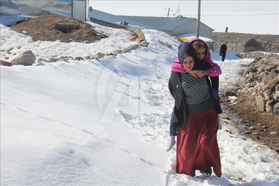 Fedakar anne engelli kızını okula sırtında taşıyor
