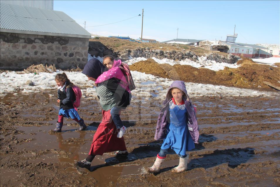 Fedakar anne engelli kızını okula sırtında taşıyor
