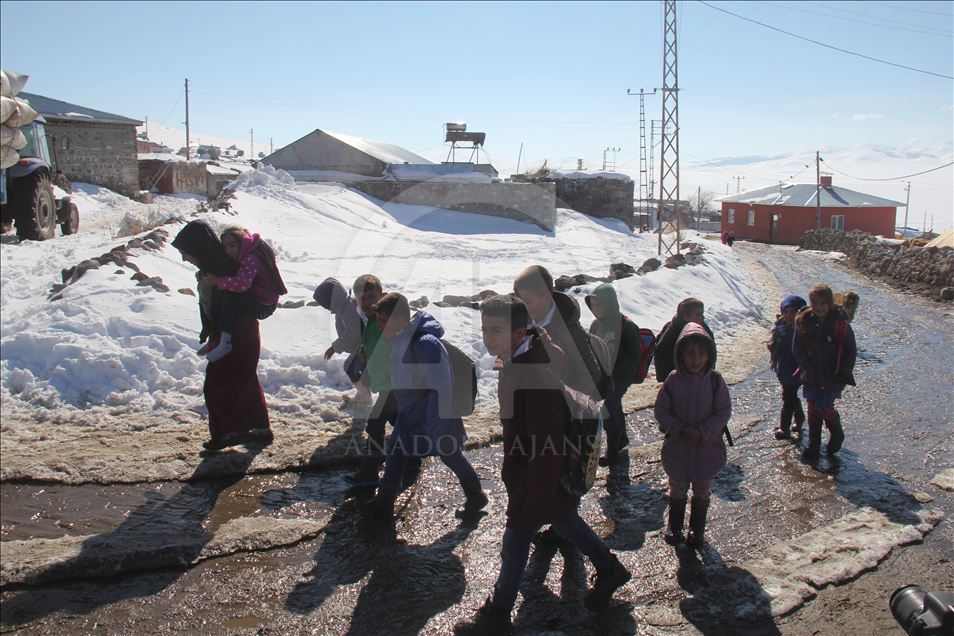 Fedakar anne engelli kızını okula sırtında taşıyor
