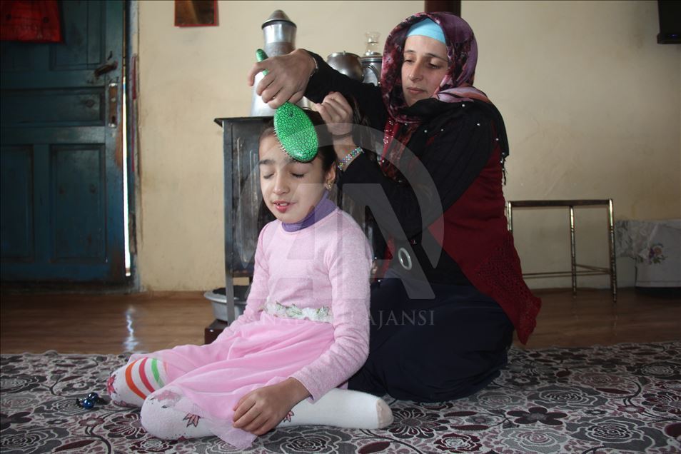 Fedakar anne engelli kızını okula sırtında taşıyor
