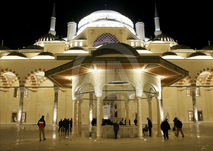 Thirret ezani i parë në xhaminë më të madhe të Turqisë