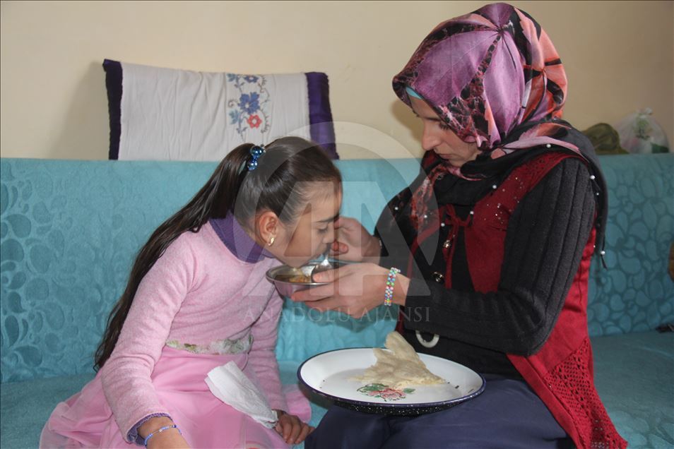 Fedakar anne engelli kızını okula sırtında taşıyor
