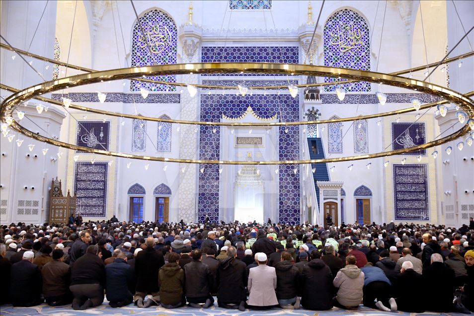 Thirret ezani i parë në xhaminë më të madhe të Turqisë