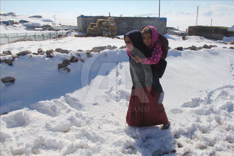 Fedakar anne engelli kızını okula sırtında taşıyor
