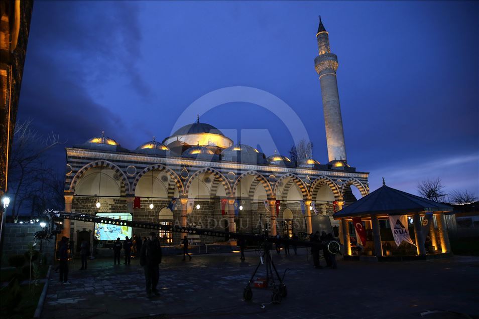 Teröristlerin yaktığı cami ibadete açıldı