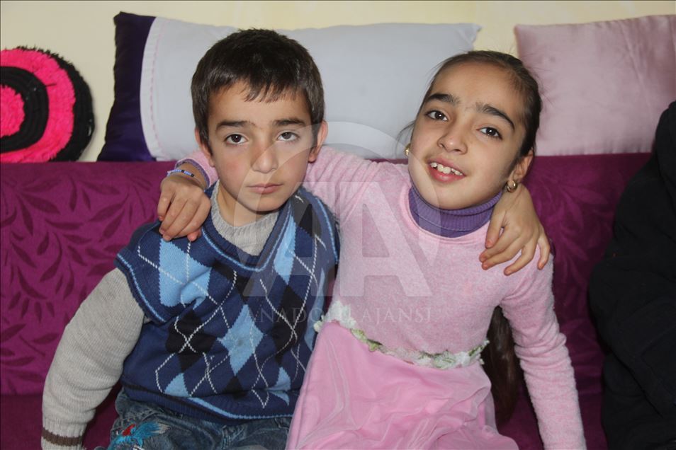 Fedakar anne engelli kızını okula sırtında taşıyor
