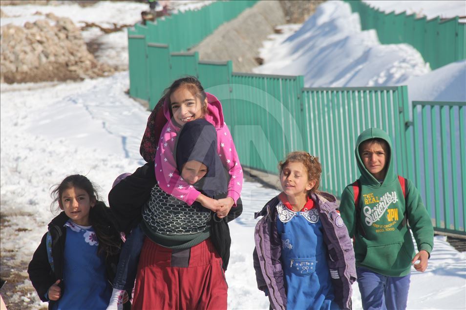 Fedakar anne engelli kızını okula sırtında taşıyor
