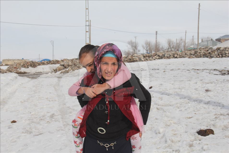 Fedakar anne engelli kızını okula sırtında taşıyor
