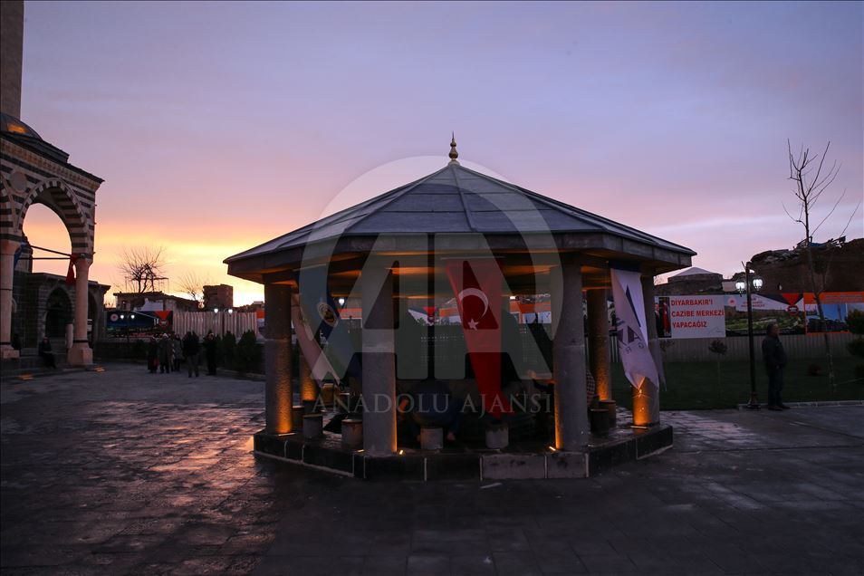 Teröristlerin yaktığı cami ibadete açıldı