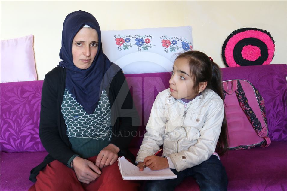 Fedakar anne engelli kızını okula sırtında taşıyor
