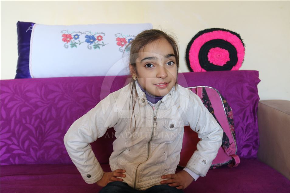 Fedakar anne engelli kızını okula sırtında taşıyor
