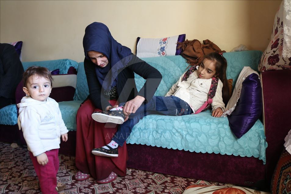 Fedakar anne engelli kızını okula sırtında taşıyor
