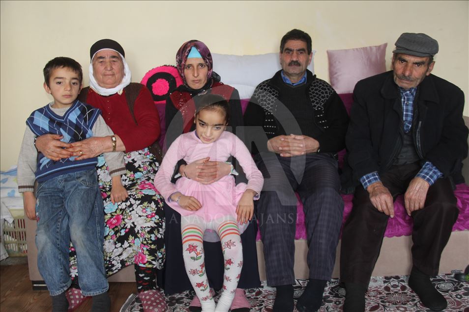 Fedakar anne engelli kızını okula sırtında taşıyor
