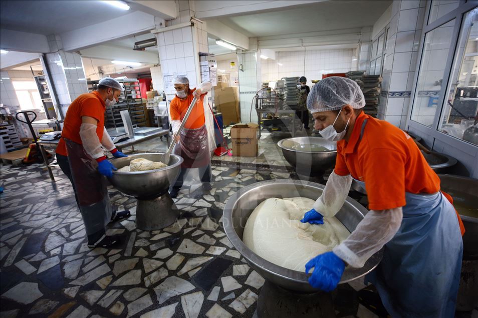 أسرة تركية تنتج حلاوة الطحينة منذ 139 عامًا وتصدرها
