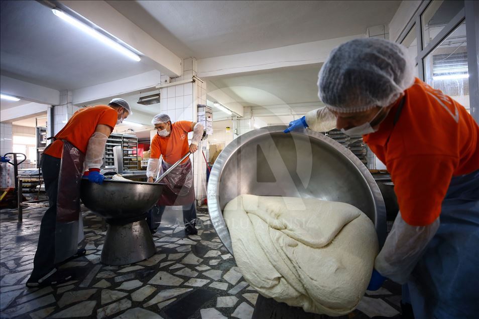 أسرة تركية تنتج حلاوة الطحينة منذ 139 عامًا وتصدرها
