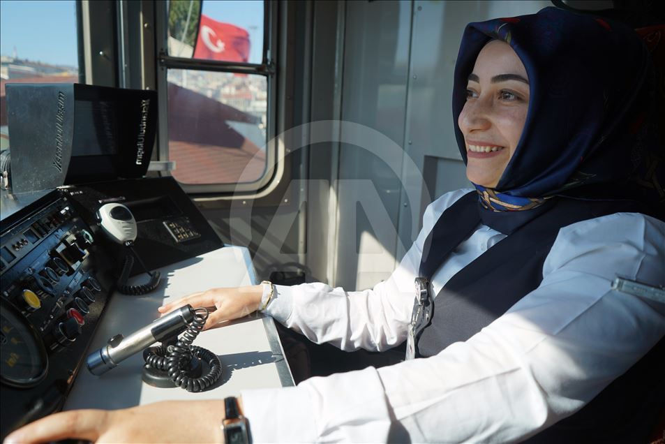 تركيا.. 10 سيدات يقدن مترو إسطنبول إلى جانب الرجال
