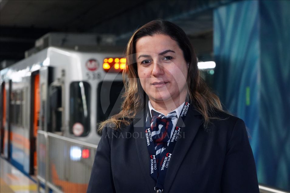 تركيا.. 10 سيدات يقدن مترو إسطنبول إلى جانب الرجال
