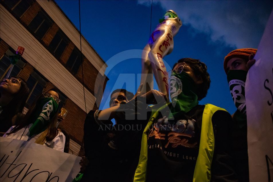 Mujeres conmemoran con marchas el Día Internacional de la Mujer en Bogotá 