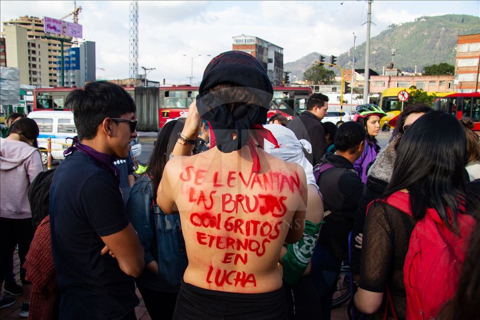 Mujeres conmemoran con marchas el Día Internacional de la Mujer en Bogotá
