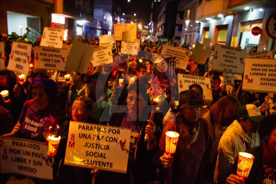 Mujeres conmemoran con marchas el Día Internacional de la Mujer en Bogotá