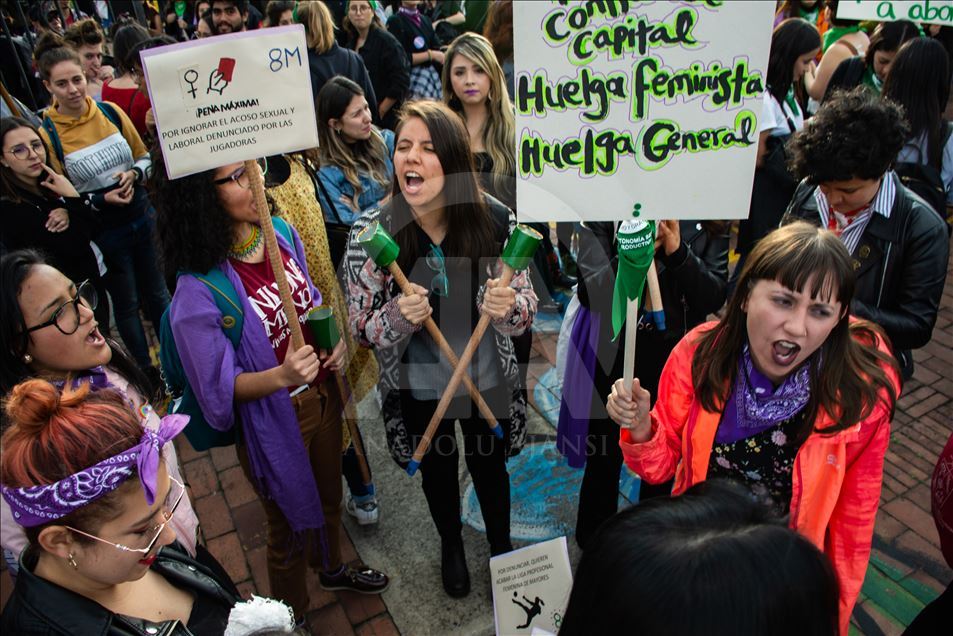 Mujeres conmemoran con marchas el Día Internacional de la Mujer en Bogotá