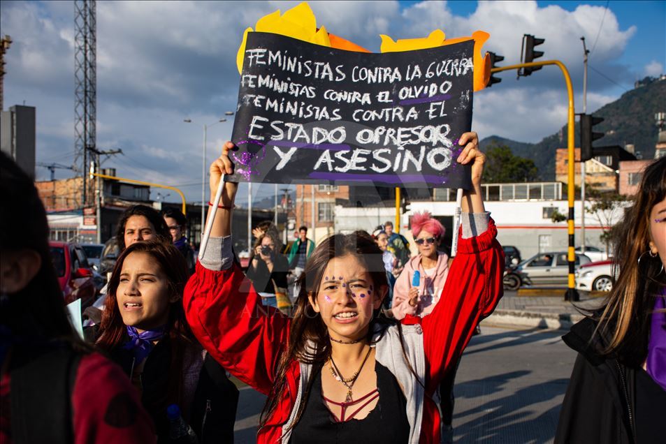 Mujeres conmemoran con marchas el Día Internacional de la Mujer en Bogotá