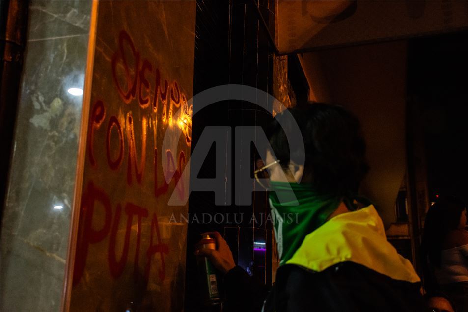Mujeres conmemoran con marchas el Día Internacional de la Mujer en Bogotá