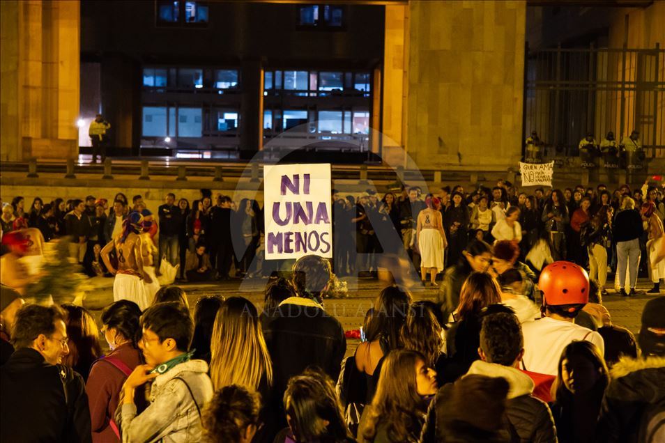 Mujeres conmemoran con marchas el Día Internacional de la Mujer en Bogotá