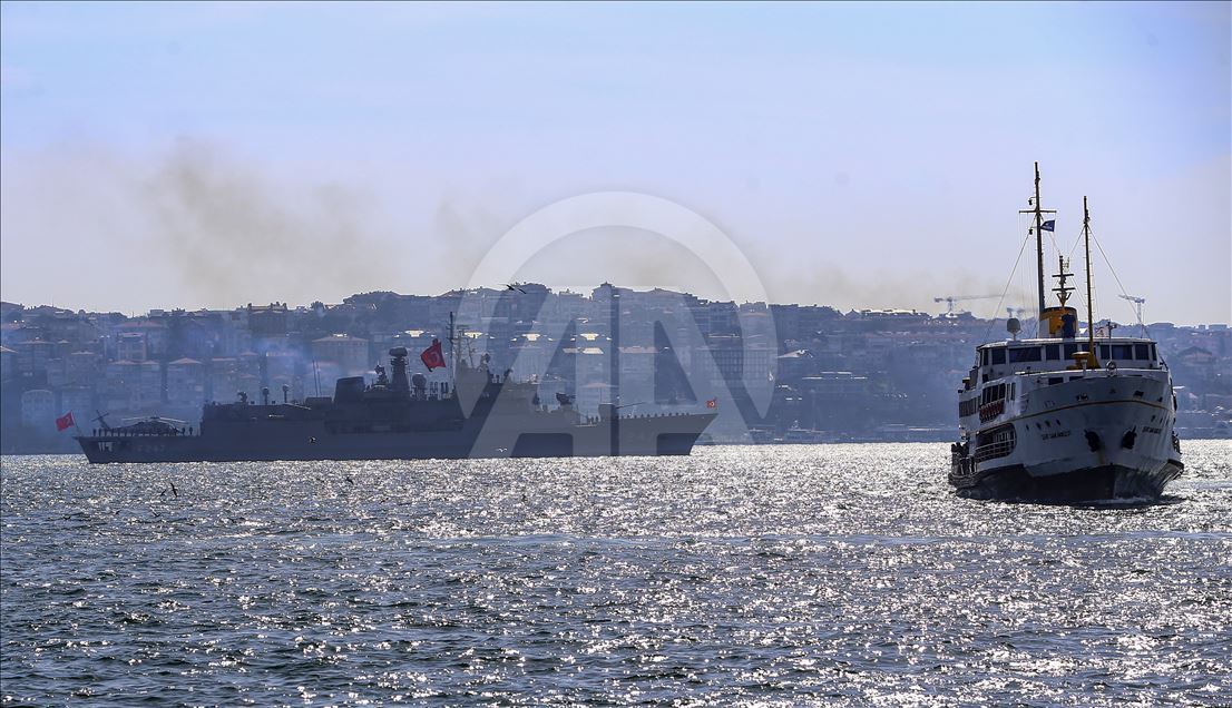 Корабли ВМС Турции прошли через Босфор
