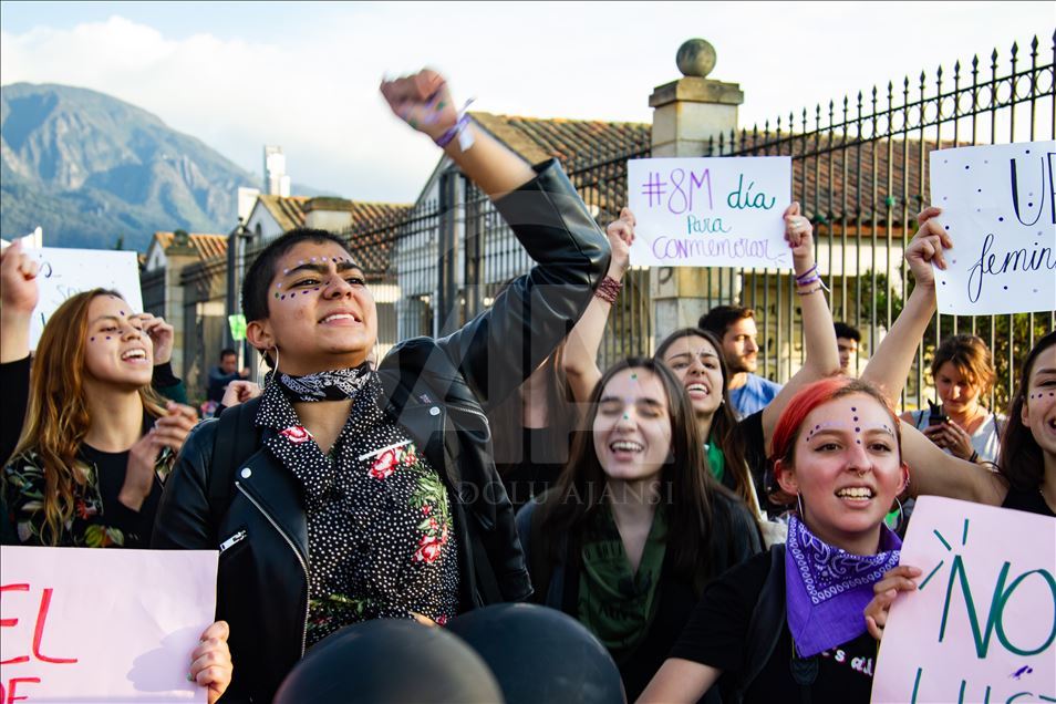 Mujeres conmemoran con marchas el Día Internacional de la Mujer en Bogotá