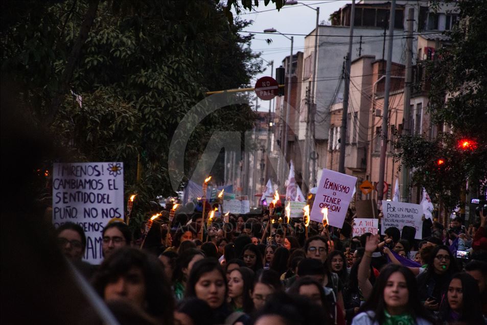 Mujeres conmemoran con marchas el Día Internacional de la Mujer en Bogotá
