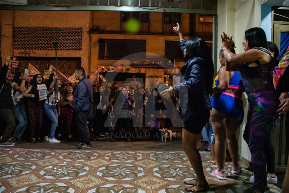 Mujeres conmemoran con marchas el Día Internacional de la Mujer en Bogotá