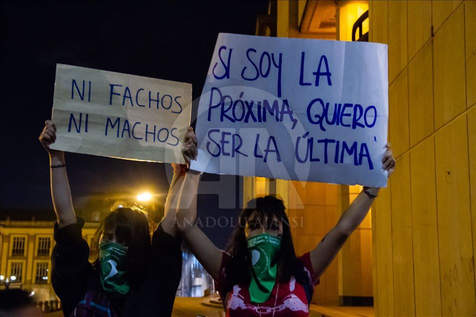 Mujeres conmemoran con marchas el Día Internacional de la Mujer en Bogotá