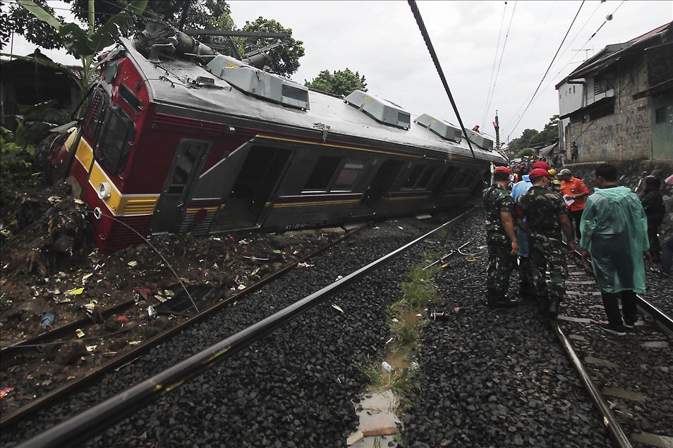17 orang luka-luka akibat kereta anjlok di Bogor