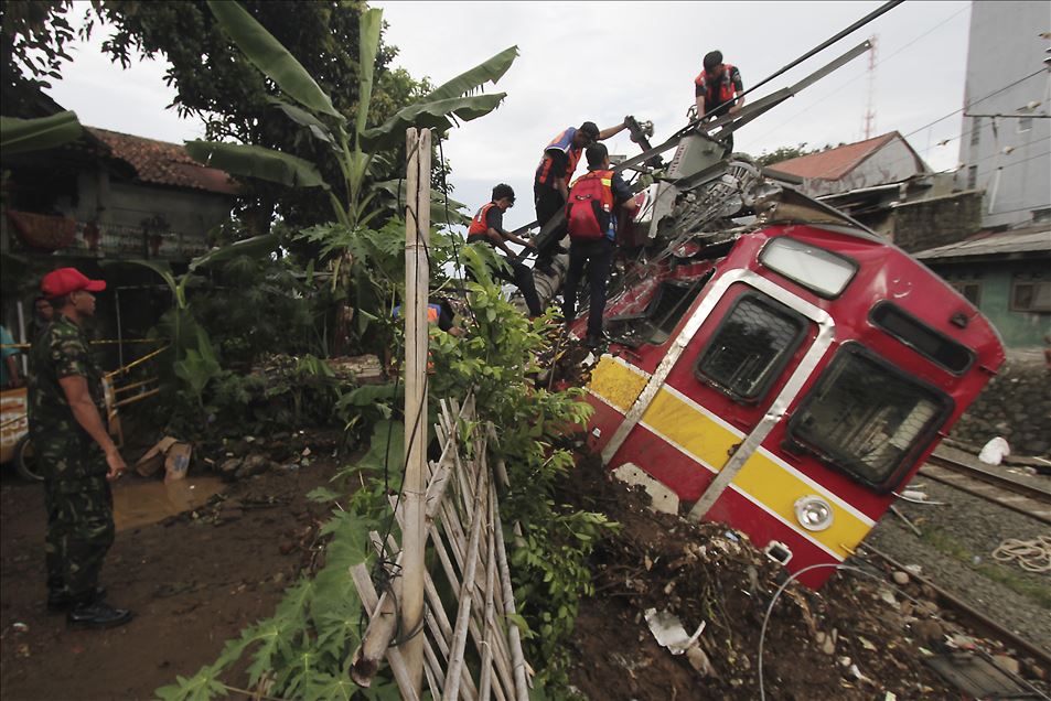 17 orang luka-luka akibat kereta anjlok di Bogor