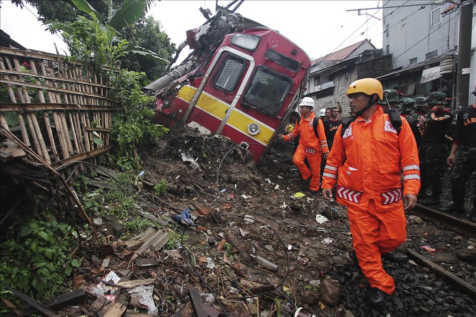 17 orang luka-luka akibat kereta anjlok di Bogor