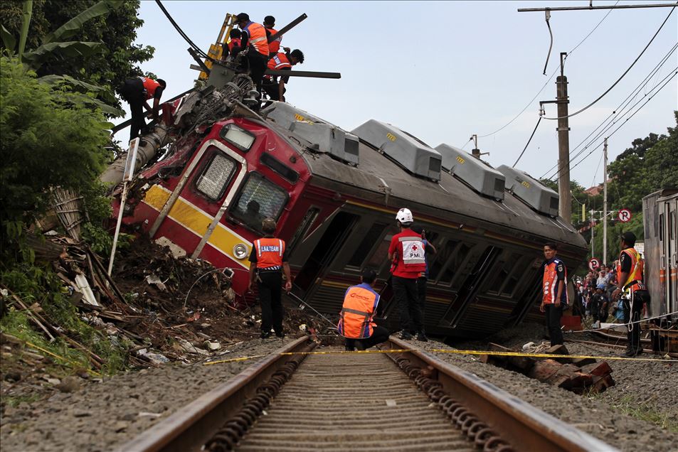 17 orang luka-luka akibat kereta anjlok di Bogor