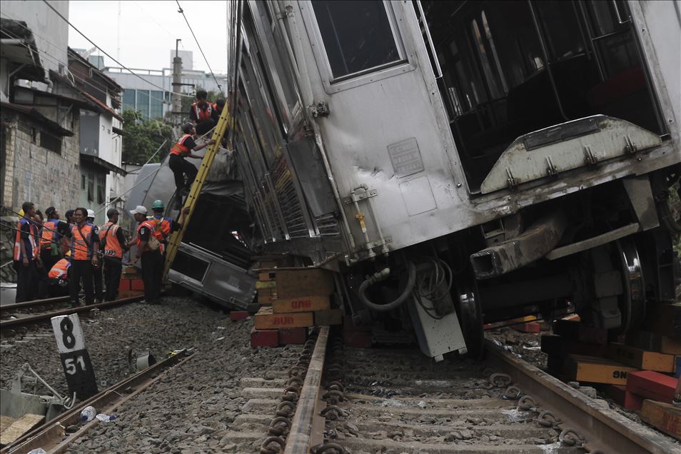 17 orang luka-luka akibat kereta anjlok di Bogor