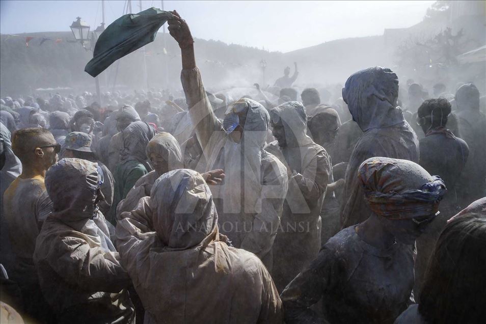 Tradicional guerra de "harina de colores" en el carnaval griego de Galaxidi