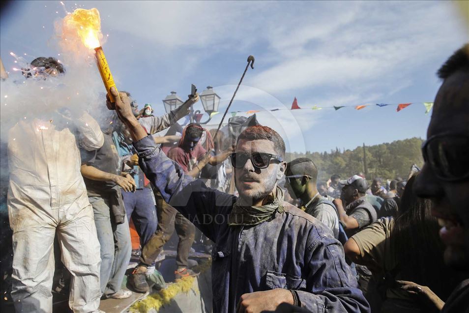 Tradicional guerra de "harina de colores" en el carnaval griego de Galaxidi