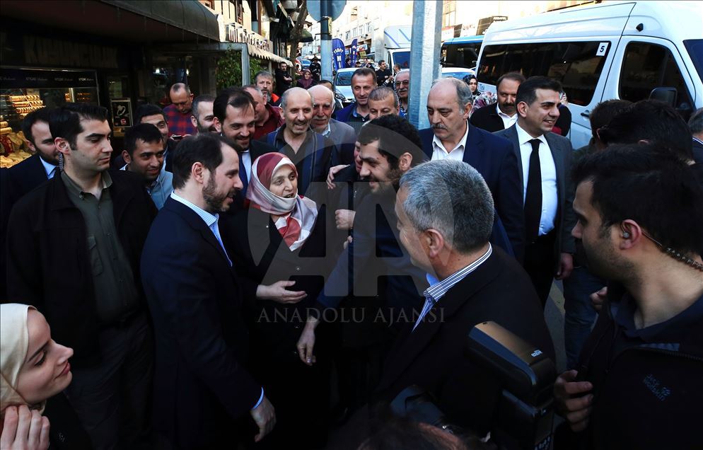 Bakan Albayrak, Üsküdar'da esnaf ziyaretinde bulundu