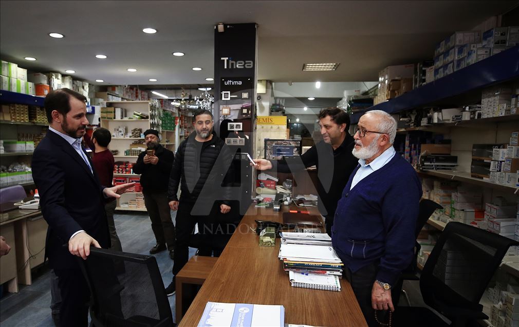 Bakan Albayrak, Üsküdar'da esnaf ziyaretinde bulundu