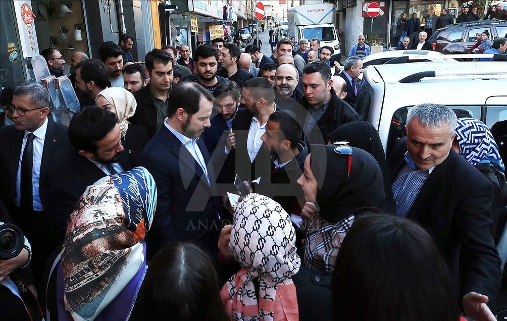 Bakan Albayrak, Üsküdar'da esnaf ziyaretinde bulundu